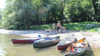 Familie am Ufer bei den Kanus - Camping Sretanwolf - Bosiljevo, Karlovac, Kroatien