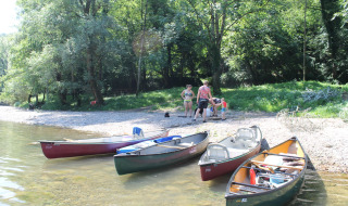Familie am Ufer bei den Kanus - Camping Sretanwolf - Bosiljevo, Karlovac, Kroatien