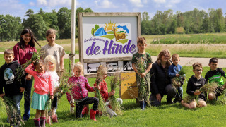 Kinderen bij campingbord - Vodatent - Camping de Hinde - Dronten, Flevoland, Nederland7