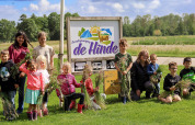 Børn ved campingskilt - Vodatent - Camping de Hinde - Dronten, Flevoland, Holland7