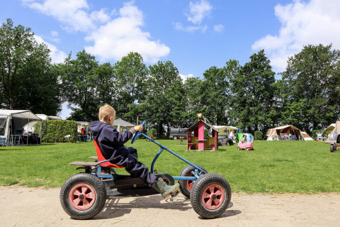 Niño en kart - Vodatent - Camping de Hinde - Dronten, Flevoland, Países Bajos10