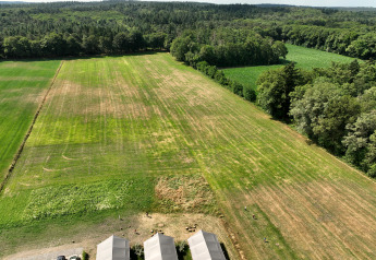 Luchtfoto van Safari tenten met sanitaire voorzieningen op Mooirust, Nederland, omringd door groene velden.