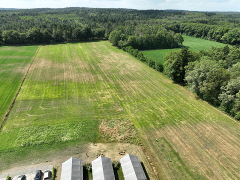 Luchtfoto van Safari tenten met sanitaire voorzieningen op Mooirust, Nederland, omringd door groene velden.