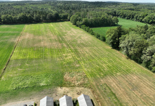 Luchtfoto van Safari tenten met sanitaire voorzieningen op Mooirust, Nederland, omringd door groene velden.