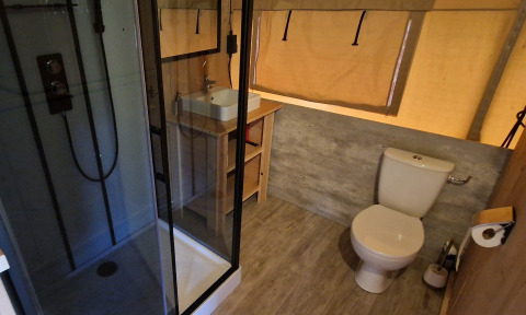 Badkamer in tent - Mooirust - Leersum, Utrecht, Nederland