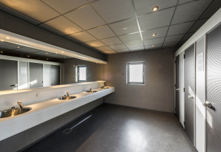 Sanitärgebäude - Vodatent - Strandcamping Jagtveld - _s Gravenzande, Südholland, Niederlande