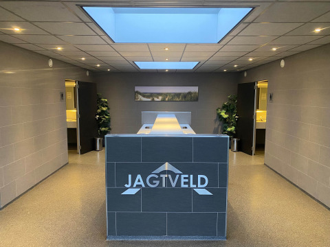 Recepción moderna del Camping Jagtveld, un parque vacacional en Holanda Meridional, Países Bajos.
