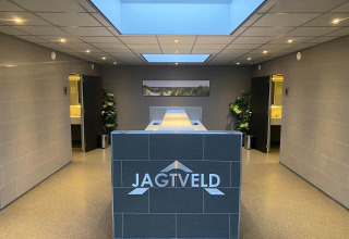 Recepción moderna del Camping Jagtveld, un parque vacacional en Holanda Meridional, Países Bajos.