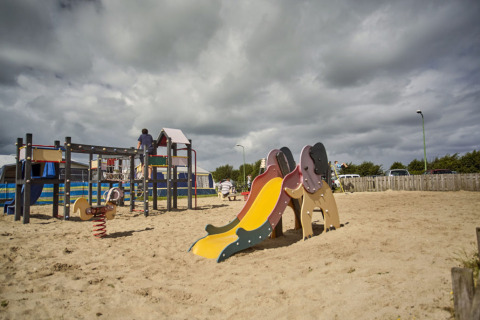Aire de jeux avec toboggans et sable au Camping Jagtveld, parc de vacances en Hollande-Méridionale, Pays-Bas.
