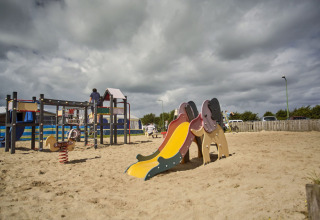 Aire de jeux avec toboggans et sable au Camping Jagtveld, parc de vacances en Hollande-Méridionale, Pays-Bas.