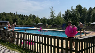 Menschen am Außenpool - Camping Yttermalungs - Vodatent - Yttermalung, Dalarna, Schweden