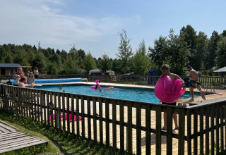 Mensen bij buitenzwembad - Camping Yttermalungs - Vodatent - Yttermalung, Dalarna, Zweden
