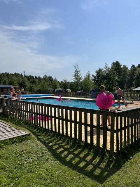 Les gens à la piscine extérieure - Camping Yttermalungs - Vodatent - Yttermalung, Dalarna, Suède