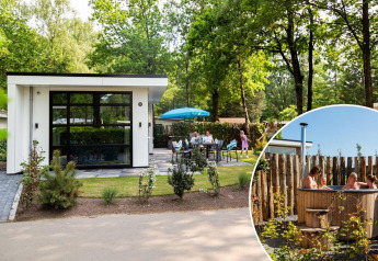 Moderne tiny house Module Special Wellness met buitenzitje en hottub in een bosrijke omgeving.