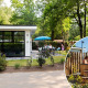 Moderne tiny house ved navn Module Special Wellness med hottub, udendørs spiseplads og skovomgivelser.