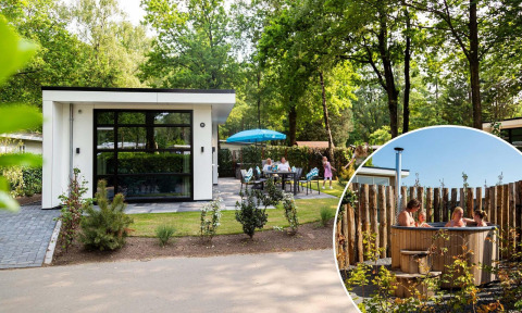Moderne tiny house Module Special Wellness met buitenzitje en hottub in een bosrijke omgeving.