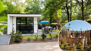 Moderne tiny house ved navn Module Special Wellness med hottub, udendørs spiseplads og skovomgivelser.