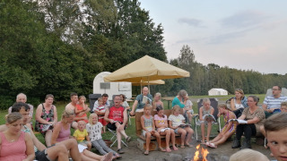 Gente alrededor de la hoguera - Camping Rainbow - Vodatent - Šluknov, Ústí nad Labem, República Checa
