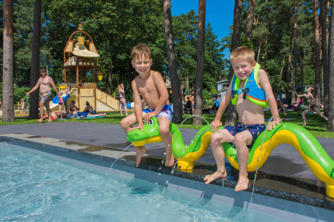 Jugando junto a la piscina - Camping Samoza - Vierhouten, Güeldres, Países Bajos