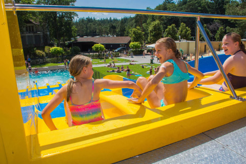Niños en el tobogán - Camping Samoza - Vierhouten, Güeldres, Países Bajos