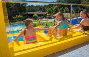 Kinderen op de waterglijbaan - Camping Samoza - Vierhouten, Gelderland, Nederland