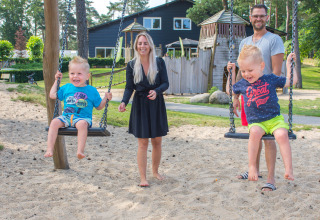 Les enfants sur la balançoire - Camping Samoza - Vierhouten, Gelderland, Pays-Bas