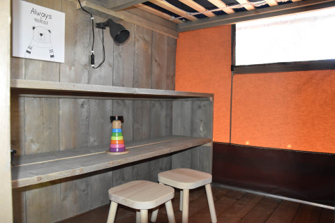 Zona de juegos en la tienda safari - Camping Samoza - Vierhouten, Güeldres, Países Bajos