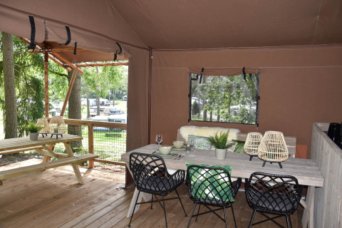 Mesa de comedor en la tienda safari - Camping Samoza - Vierhouten, Güeldres, Países Bajos