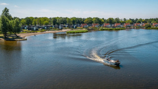 Boot auf dem Wasser - EuroParcs Bad Hoophuizen - Hulshorst, Gelderland, Niederlande