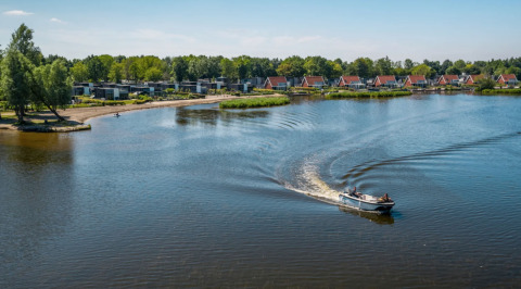 Boot op het water - EuroParcs Bad Hoophuizen - Hulshorst, Gelderland, Nederland