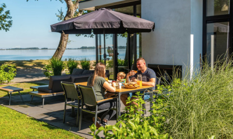 Essen auf der Terrasse - EuroParcs Bad Hoophuizen - Hulshorst, Gelderland, Niederlande