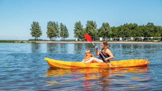 Kanu auf dem See - EuroParcs Bad Hoophuizen - Hulshorst, Gelderland, Niederlande