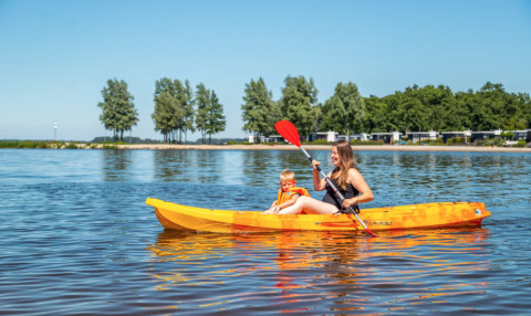 Kano op het meer - EuroParcs Bad Hoophuizen - Hulshorst, Gelderland, Nederland