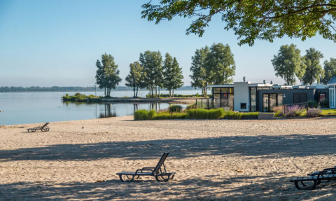 Playa de arena en el lago - EuroParcs Bad Hoophuizen - Hulshorst, Güeldres, Países Bajos