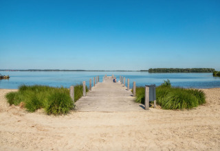 Jetée au bord du lac - EuroParcs Bad Hoophuizen - Hulshorst, Gelderland, Pays-Bas