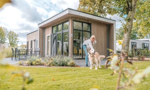 Donna e cane in un alloggio - EuroParcs Bad Hoophuizen - Hulshorst, Gheldria, Paesi Bassi