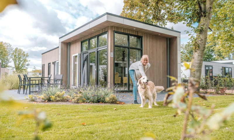 Frau und Hund in der Unterkunft - EuroParcs Bad Hoophuizen - Hulshorst, Gelderland, Niederlande