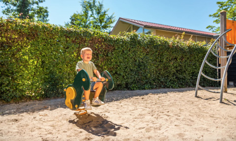 Niño en parque infantil - EuroParcs Bad Hoophuizen - Hulshorst, Gelderland, Países Bajos