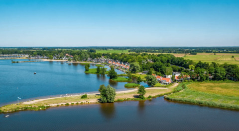 Parque junto al lago - EuroParcs Bad Hoophuizen - Hulshorst, Güeldres, Países Bajos
