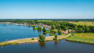 Parque junto al lago - EuroParcs Bad Hoophuizen - Hulshorst, Güeldres, Países Bajos