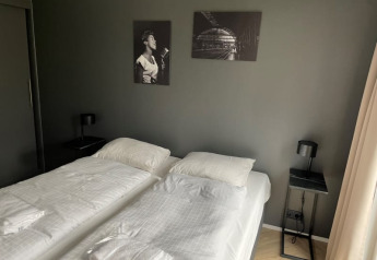 Moderne slaapkamer bij Velthorst, Bad Hoophuizen, Nederland met twee eenpersoonsbedden en wanddecoratie.