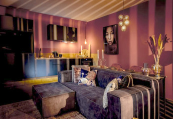 Moderne stue og køkken i Modus Wellness, Bad Hoophuizen, Holland, med stemningsfuld belysning.
