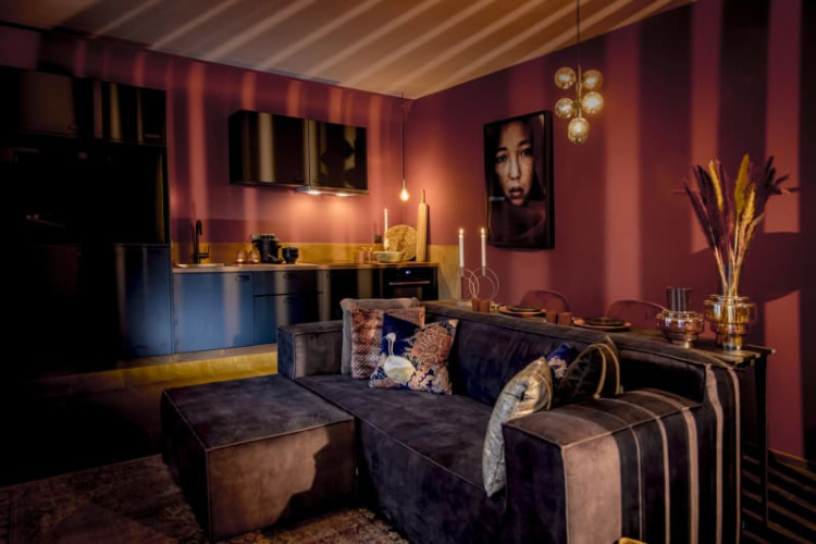 Salón y cocina modernos en Modus Wellness, Bad Hoophuizen, Países Bajos, con iluminación acogedora.