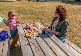Mennesker ved et picnicbord - EuroParcs De Zanding - Otterlo, Gelderland, Holland