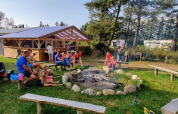 Familias y niños disfrutan junto a una fogata en Ballum Camping, un parque vacacional en el sur de Dinamarca.