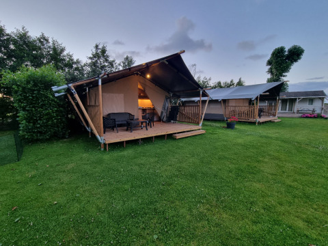 Safari-Zelte nebeneinander - Camping de Tulpenweide - Vodatent - Breezand, Noord-Holland, Die Niederlande