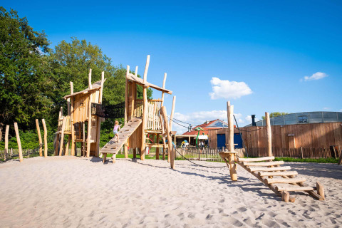 Houten speeltuin in het zand bij Papillon Country Resort, een vakantiepark in Overijssel, Nederland.