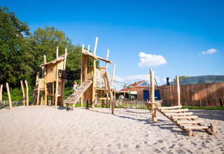 Houten speeltuin in het zand bij Papillon Country Resort, een vakantiepark in Overijssel, Nederland.