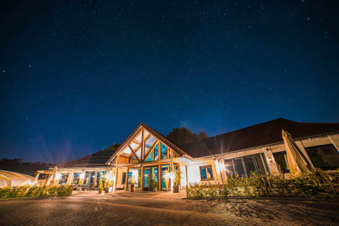 Nachtfoto van het Papillon Country Resort, een vakantiepark in Overijssel, Nederland, onder een sterrenhemel.