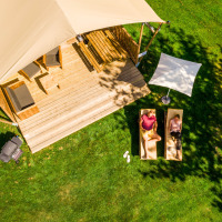 Safaritent met terras vanaf boven - Country Resort De Papillon - Denekamp, Overijssel, Nederland